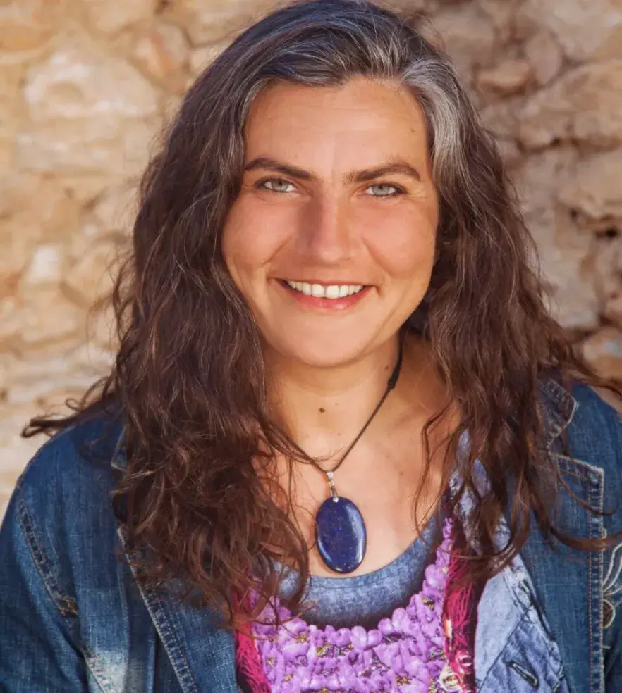 Gaia Demurtas trabajó en su Desarrollo Personal durante varios años abordando el uso de las Constelaciones Familiares de Bert Hellinger como técnica de autodescubrimiento y, desde 2019, ha incluido este método en sus consultas de Psicología Clínica.