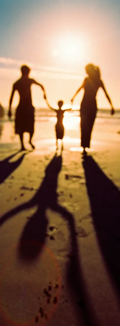Talleres de Gaia Demurtas para descubrir el poder transformador de las constelaciones familiares. Descubrir cómo la relación con nuestra madre impacta en nuestros vínculos familiares, en nuestra relación con nosotros mismos, nuestro cuerpo, amor y pareja, y en nuestra vida emocional y material. Comprender la conexión profunda que tenemos con la imagen y las vivencias vividas con la figura paterna y su impacto en la vida.